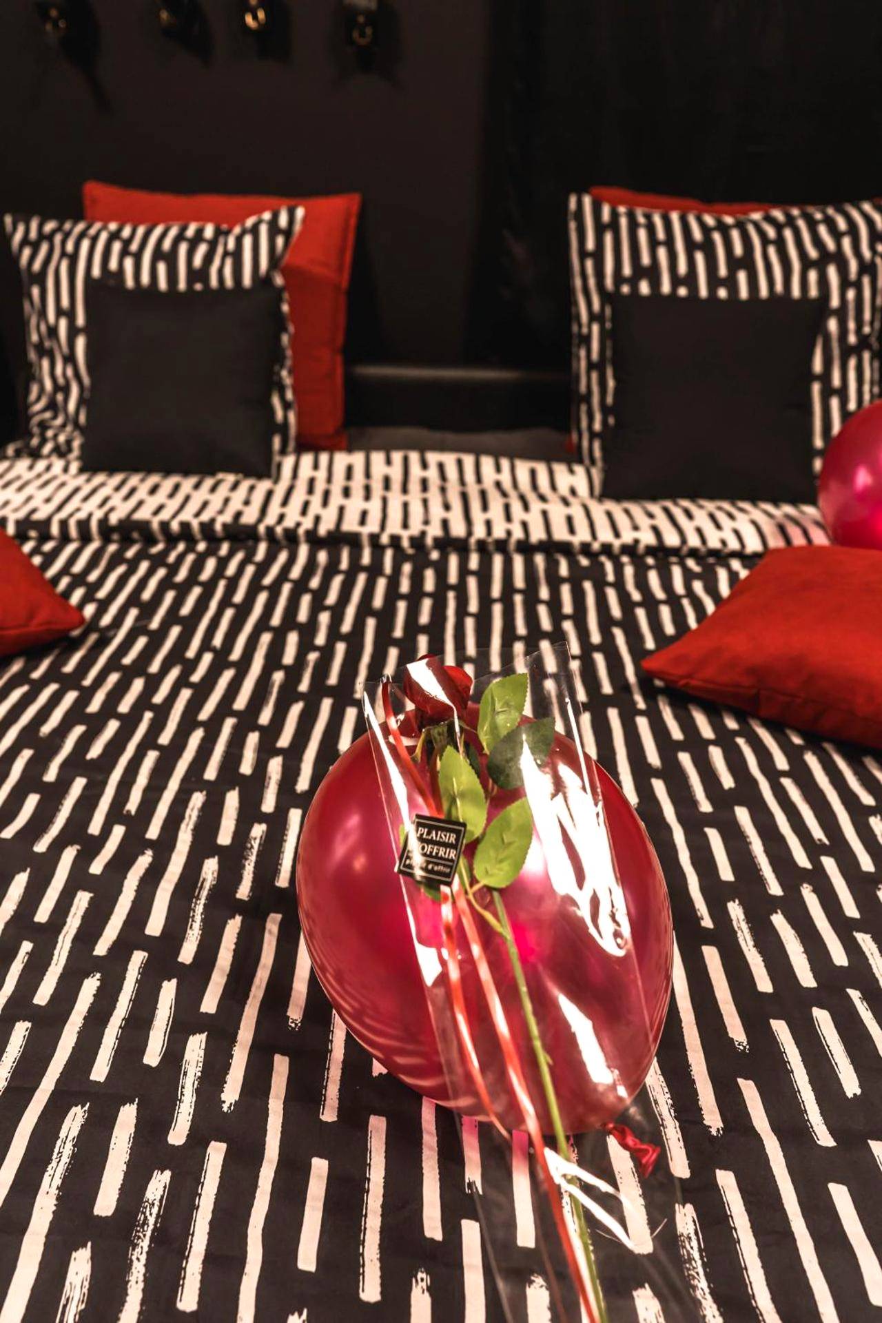 Lit avec ballons rouges et rose emballée - Love room - L'escapade du désir