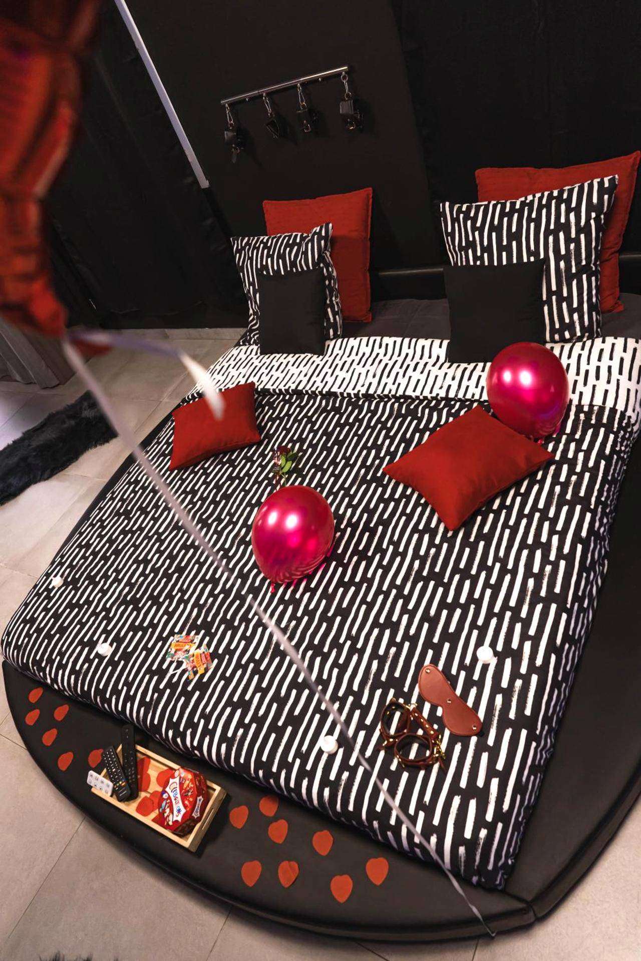 Lit rond décoré de pétales et accessoires - Love room - L'escapade du désir