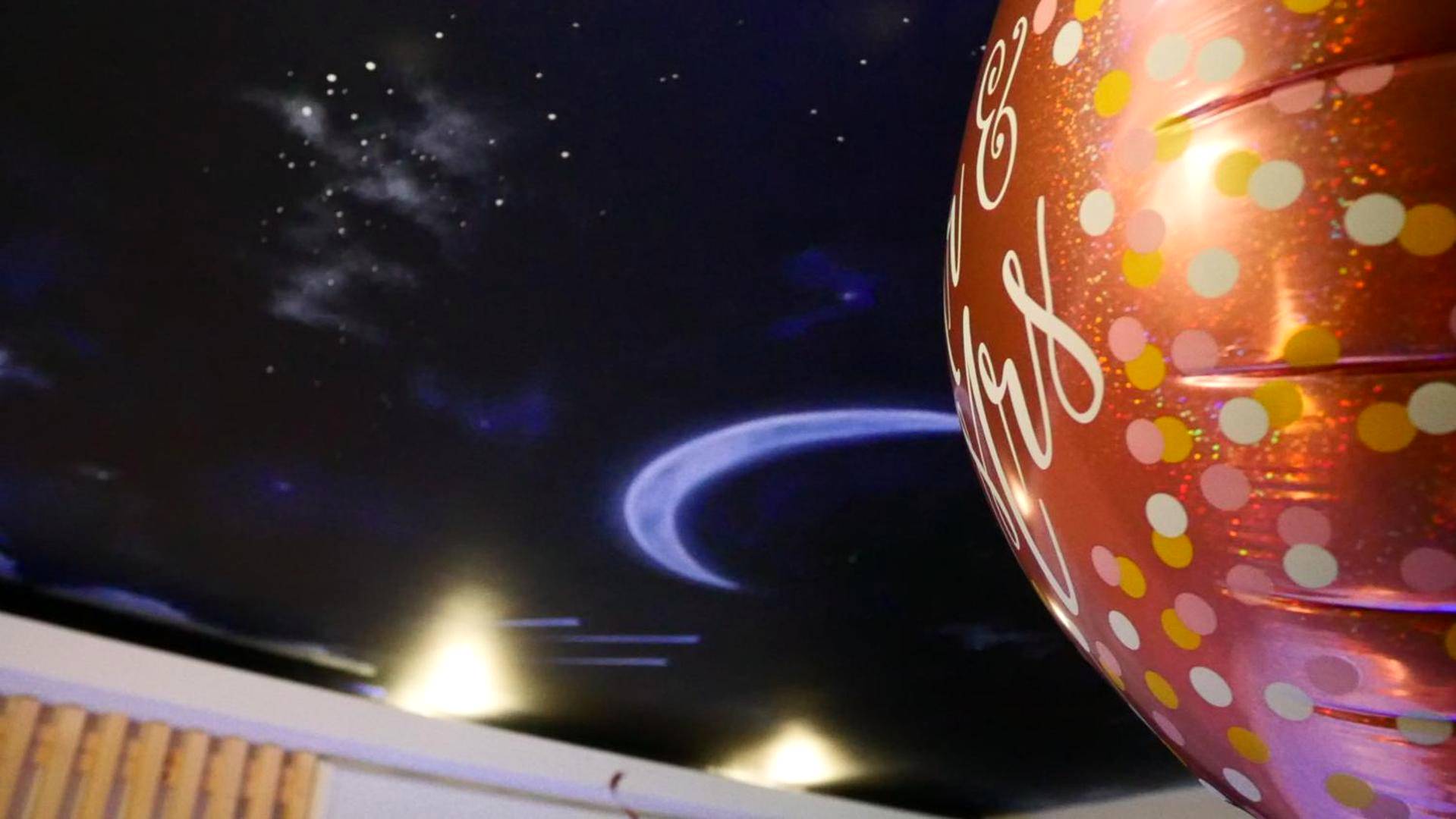 Plafond étoilé avec ballon décoratif - L'Escapade Inattendue