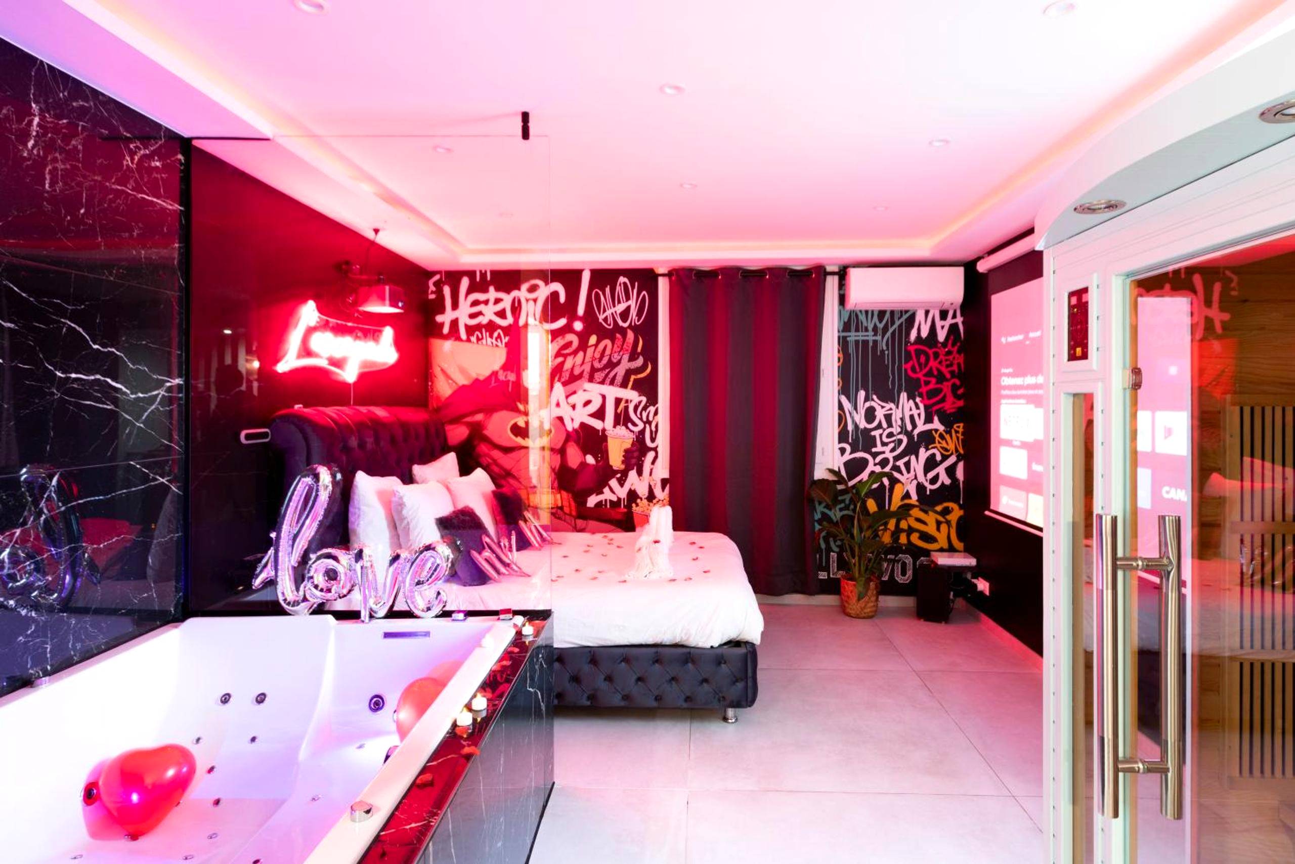 Jacuzzi privatif et lit avec décor graffiti - Love Room Cagnes - sur - Mer - L'escapade - Jacuzzi & Sauna privés By...