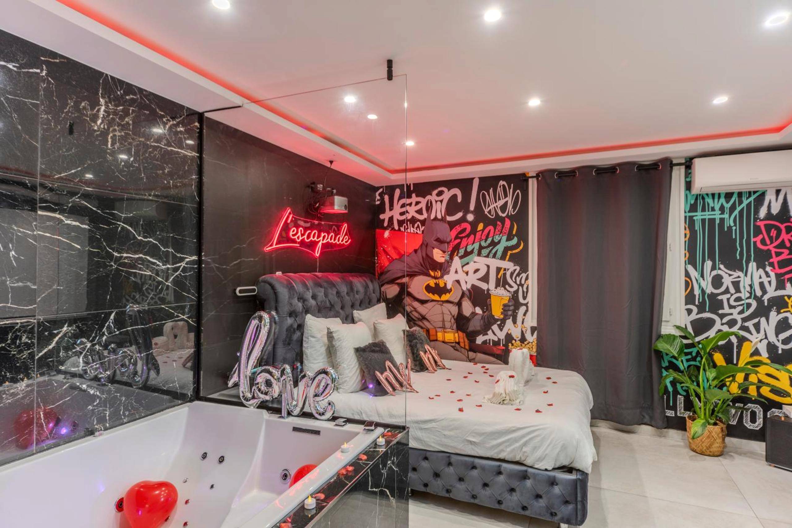 Lit double thématique avec néon et pétales - L'escapade - Jacuzzi & Sauna privés By SweetDreams