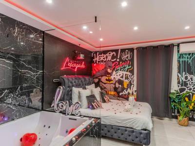 Lit double thématique avec néon et pétales - L'escapade - Jacuzzi & Sauna privés By SweetDreams