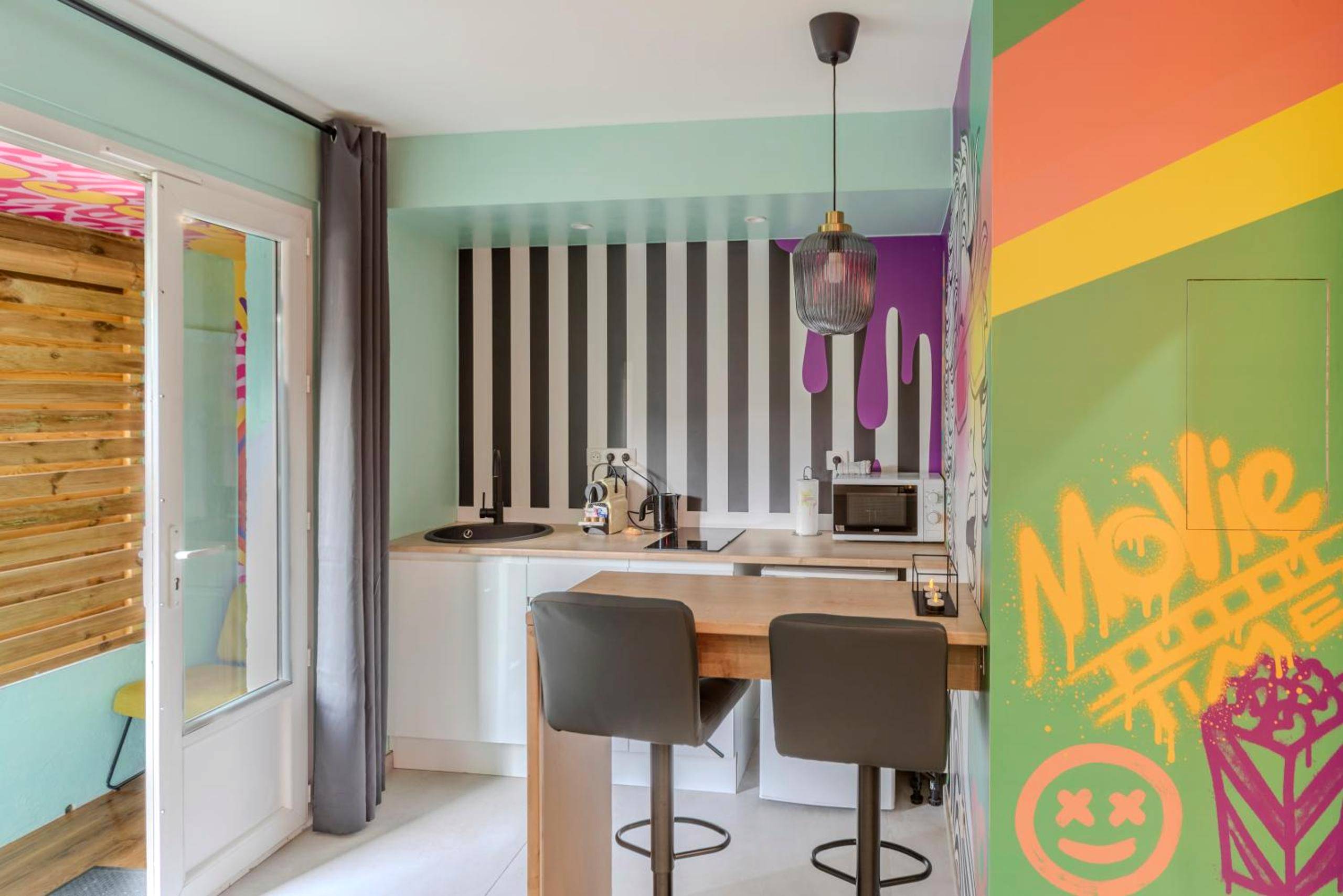 Espace cuisine équipée avec coin repas - L'escapade - Jacuzzi & Sauna privés By SweetDreams