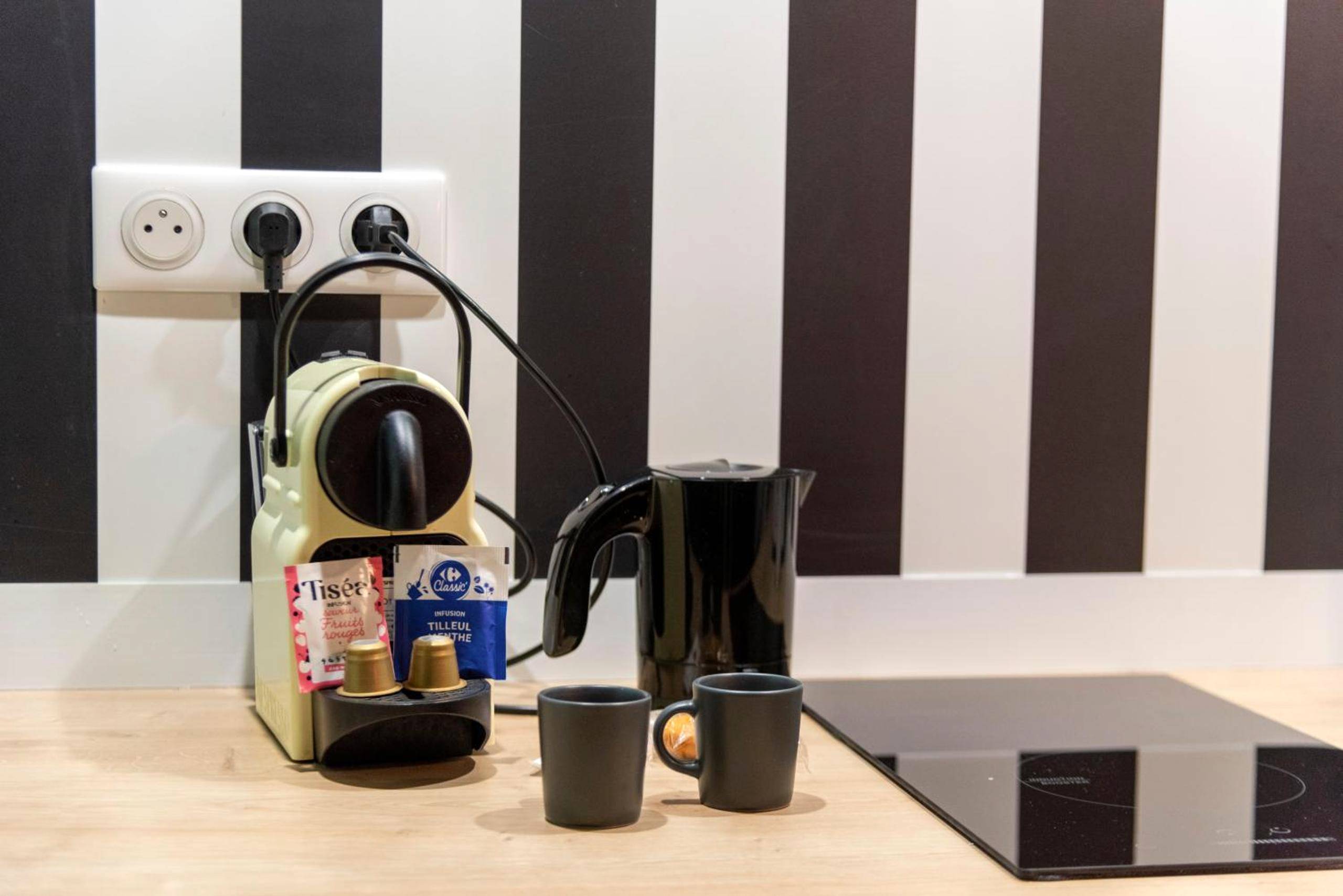 Machine à café et bouilloire sur plan de travail - L'escapade - Jacuzzi & Sauna privés By SweetDreams