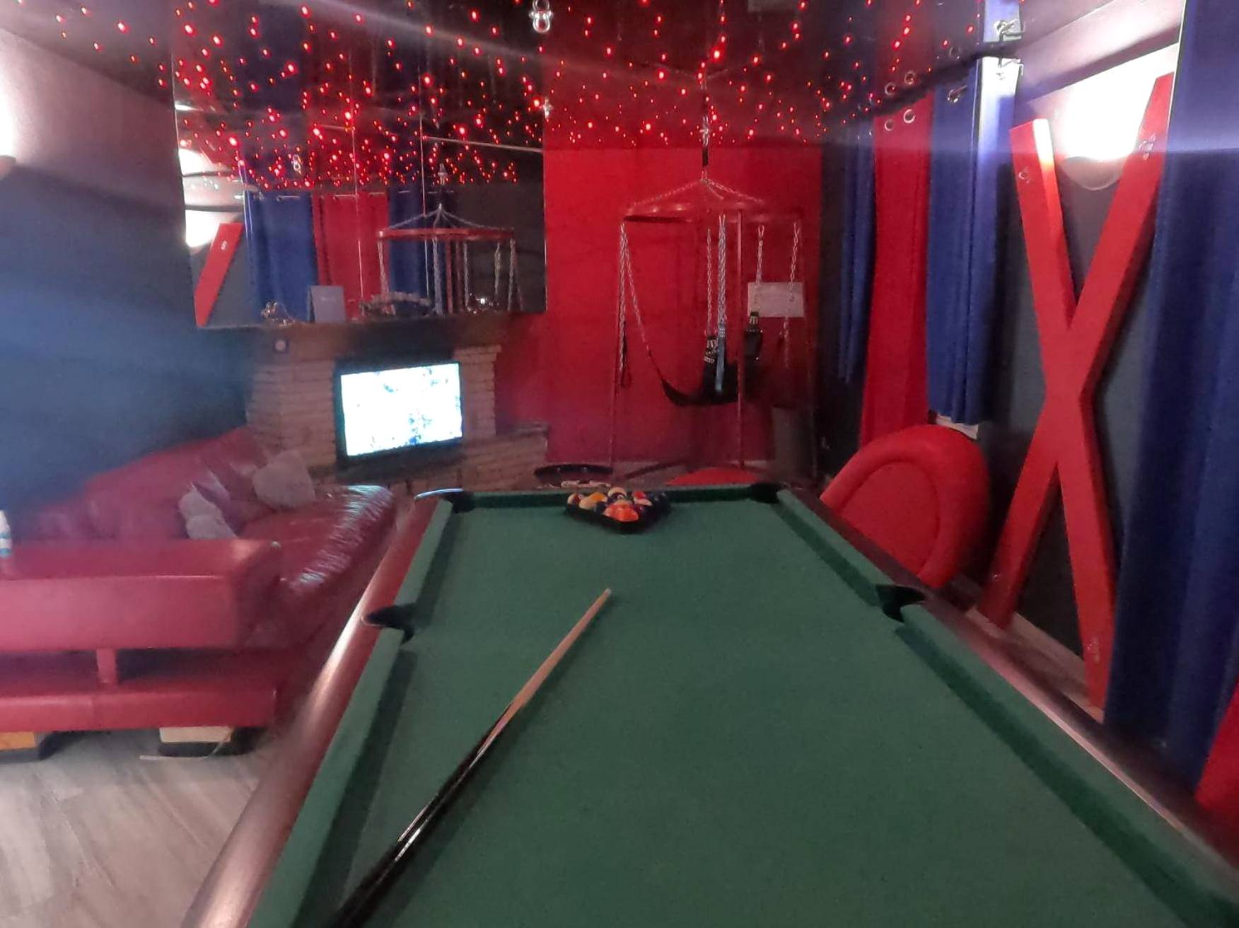 Espace de jeux avec billard et croix de Saint - André - Appartement Romantique L'Escapade Jacuzzi