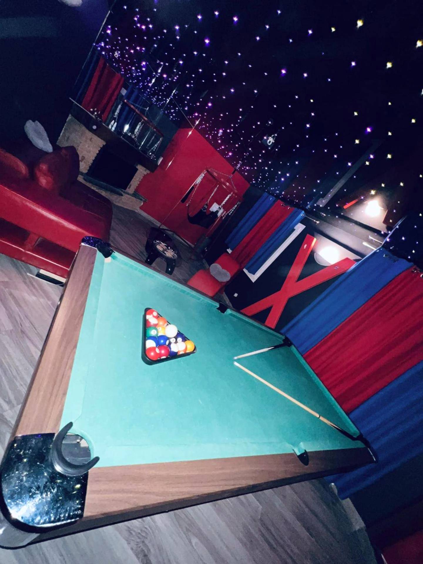 Billard sous un plafond étoilé et salon rouge - Appartement Romantique L'Escapade Jacuzzi