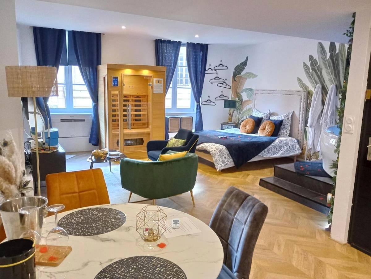 Vue d'ensemble avec lit, sauna et coin repas - Spa - Sauna - Ciel de pluie tropicale - Champagne Nuit Romantique -...