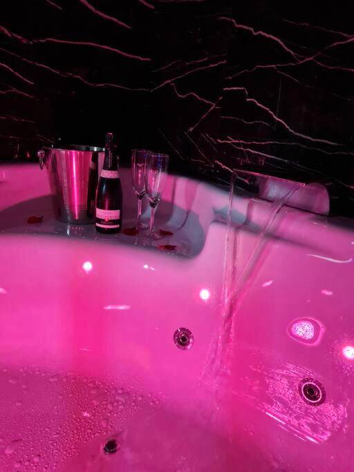 Photo du logement - Spa - Sauna - Ciel de pluie tropicale - Champagne Nuit Romantique - Escapade Mâconnaise