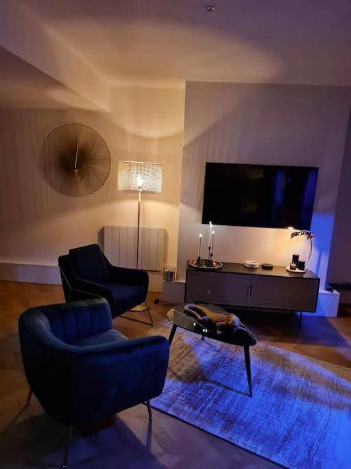 Salon cosy avec fauteuils en velours et TV - Spa - Sauna - Ciel de pluie tropicale - Champagne Nuit Romantique -...