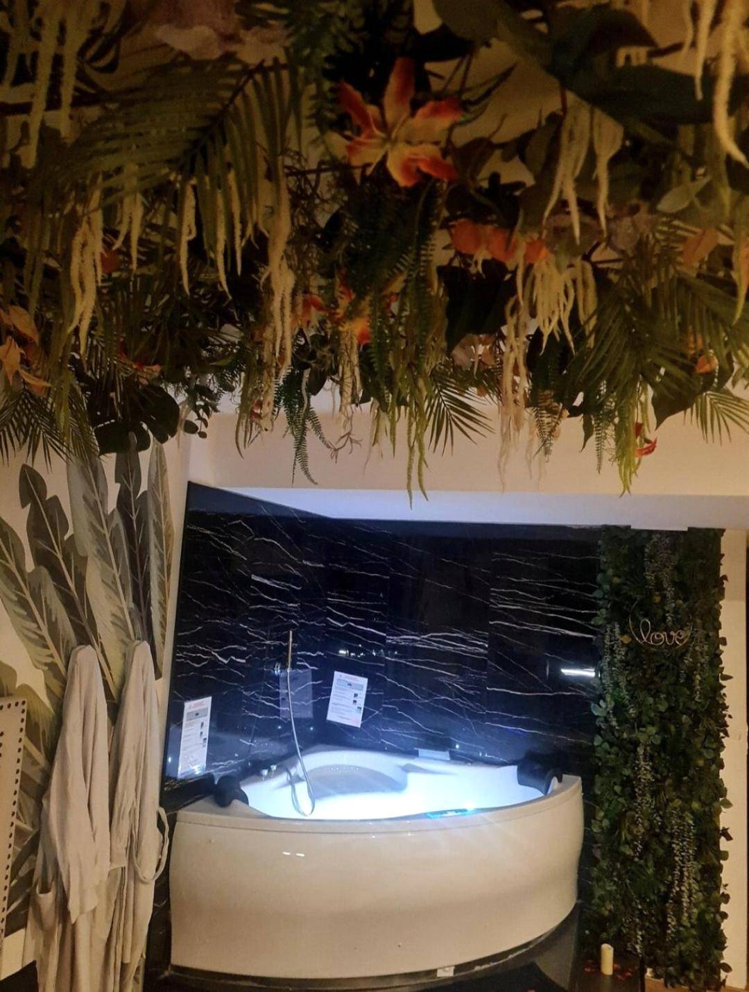 Photo du logement - Spa - Sauna - Ciel de pluie tropicale - Champagne Nuit Romantique - Escapade Mâconnaise - Mâcon