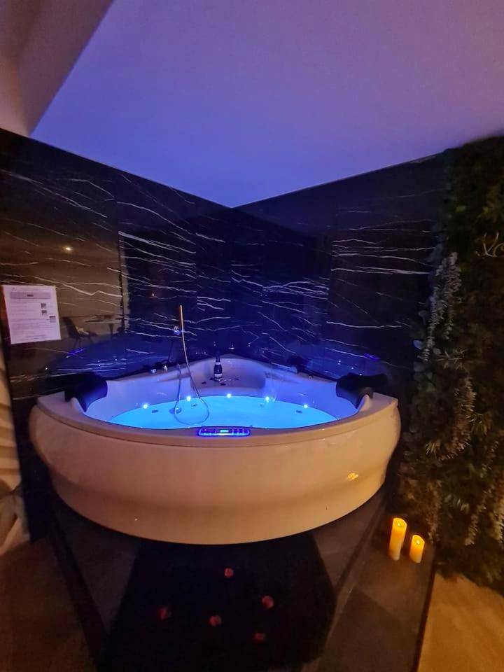 Photo du logement - Spa - Sauna - Ciel de pluie tropicale - Champagne Nuit Romantique - Escapade Mâconnaise