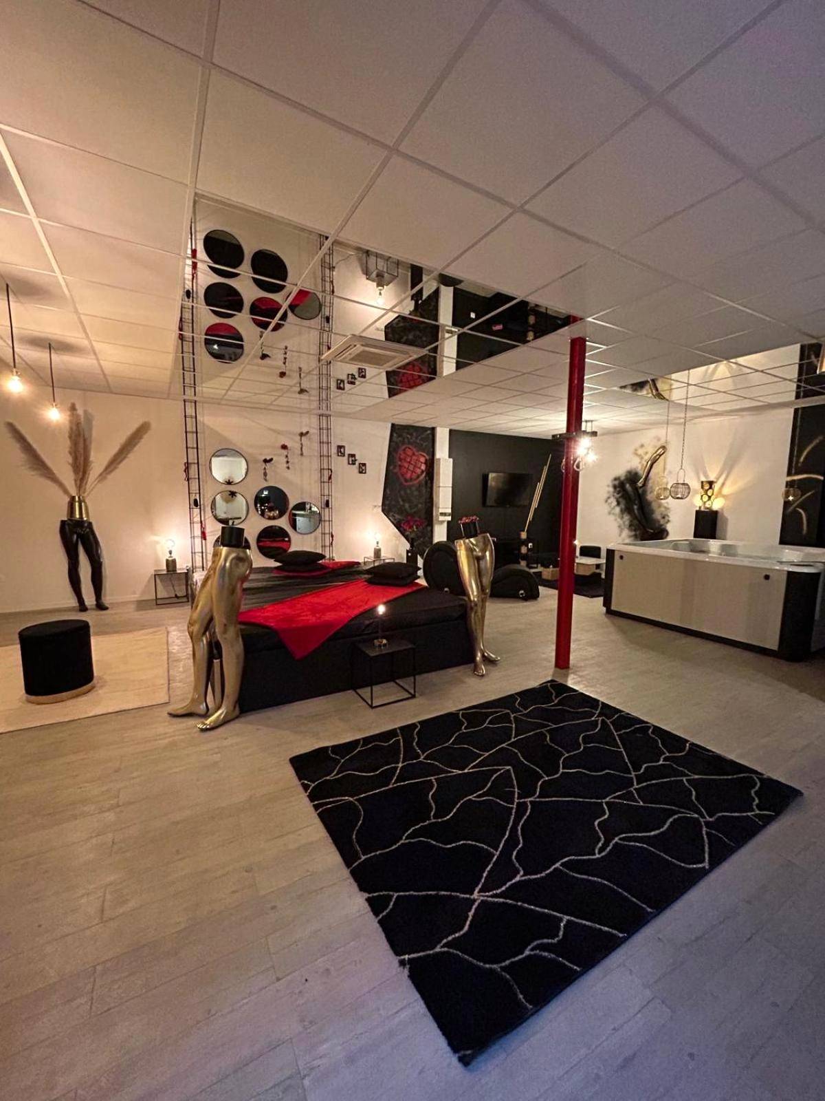 Lit double avec miroir au plafond et tapis noir - Love Room Épernay - L'escapade sensuelle - la love room d'Epernay