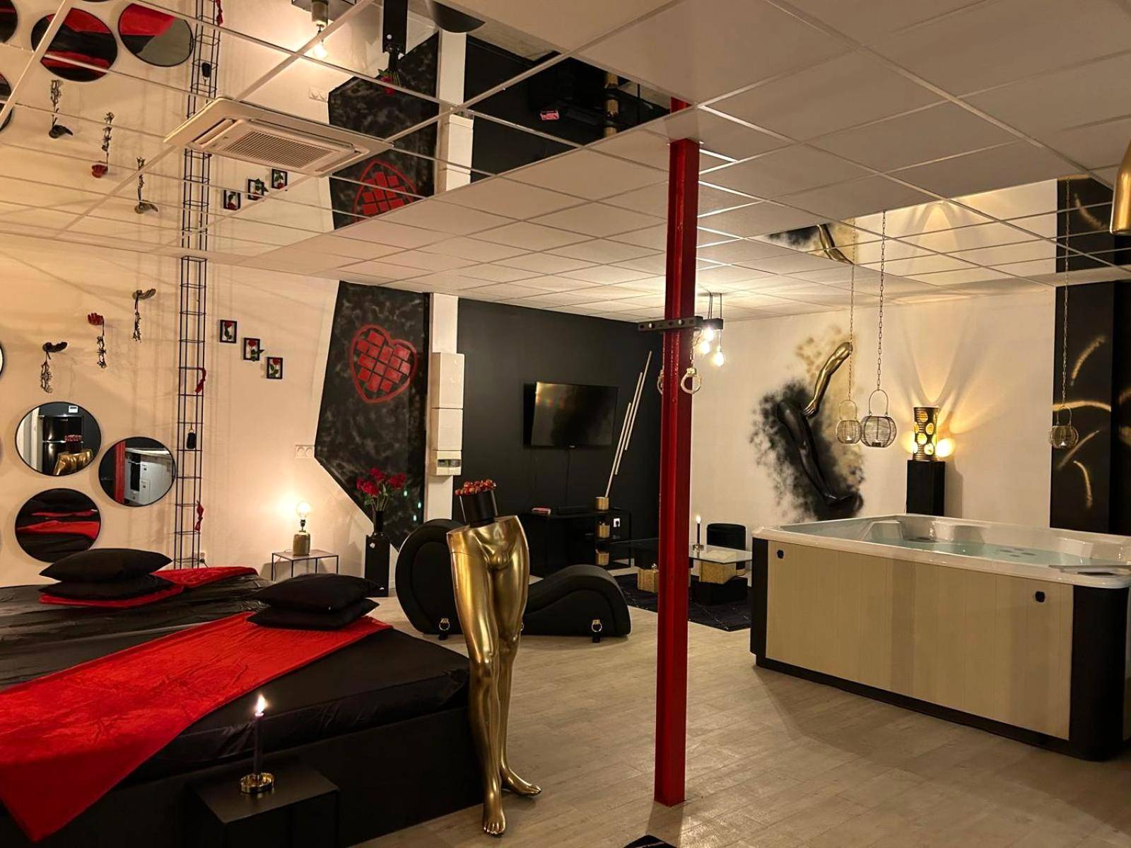 Jacuzzi privatif et lit avec chemin de lit rouge - L'escapade sensuelle - la love room d'Epernay