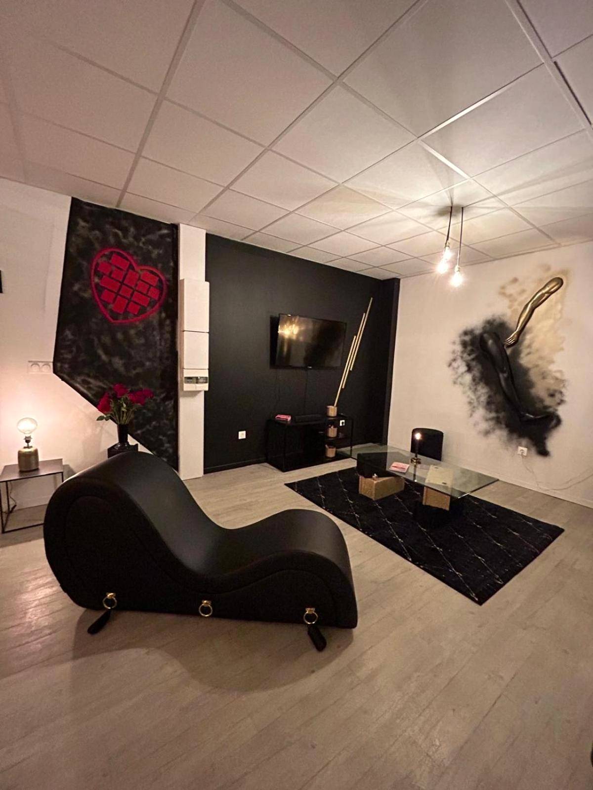 Fauteuil tantrique noir dans salon thématique - L'escapade sensuelle - la love room d'Epernay