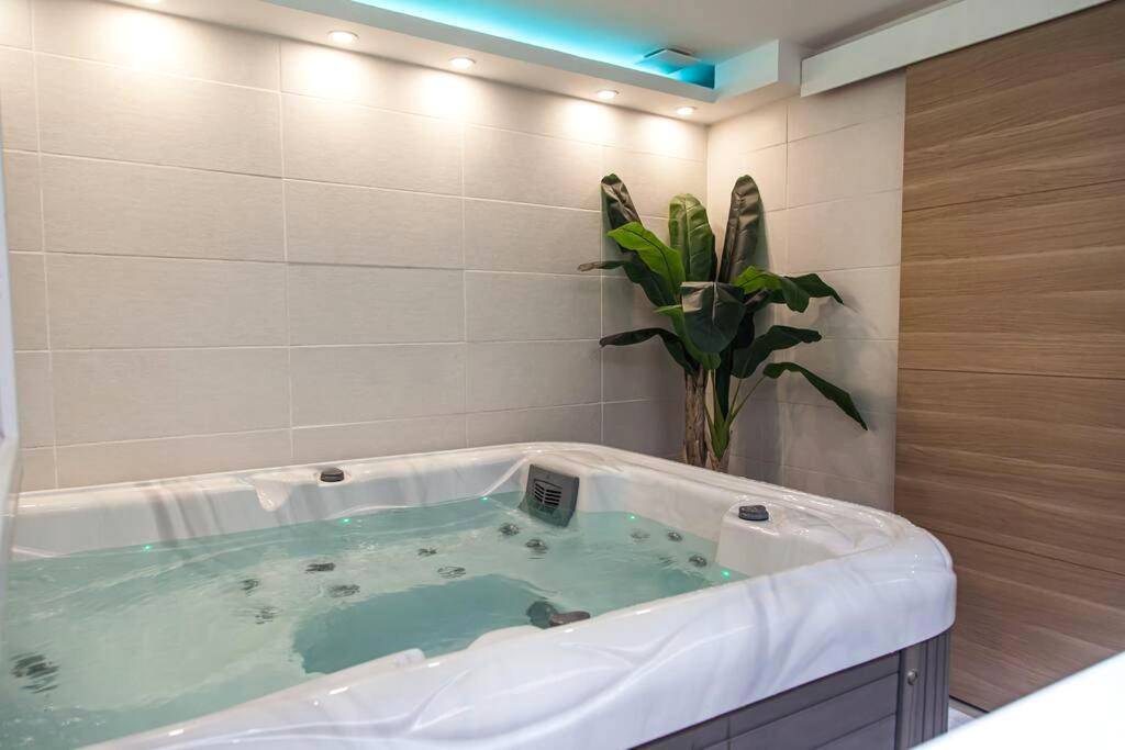 Jacuzzi privatif avec éclairage LED bleu - Love Room Châteauroux - L'Escapade - Hypercentre - Spa - parking privé - tout...