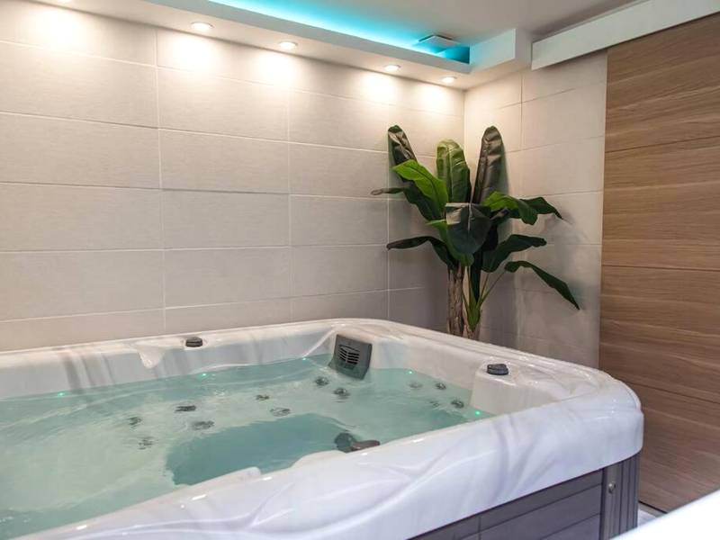 Jacuzzi privatif avec éclairage LED bleu - Love Room Châteauroux - L'Escapade - Hypercentre - Spa - parking privé - tout...