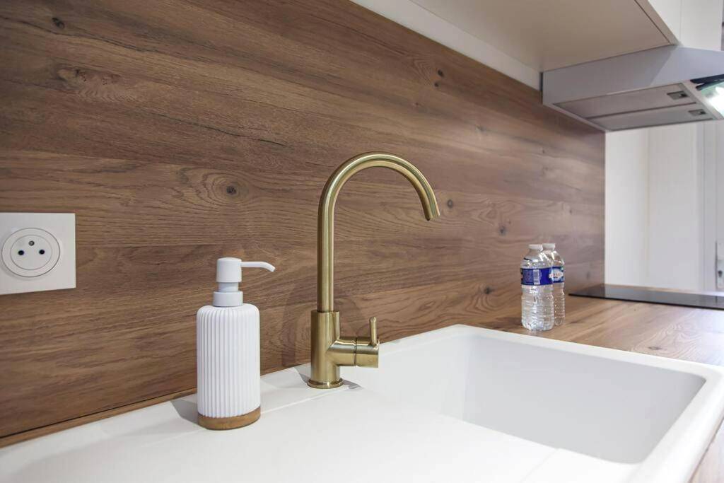 Évier blanc avec robinetterie dorée moderne - L'Escapade - Hypercentre - Spa - parking privé - tout équipé