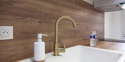 Évier blanc avec robinetterie dorée moderne - L'Escapade - Hypercentre - Spa - parking privé - tout équipé