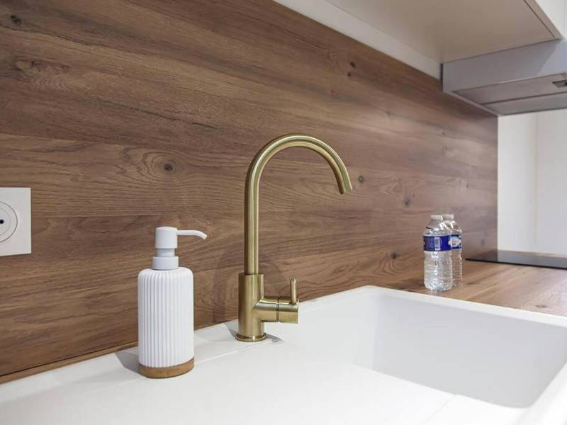 Évier blanc avec robinetterie dorée moderne - L'Escapade - Hypercentre - Spa - parking privé - tout équipé