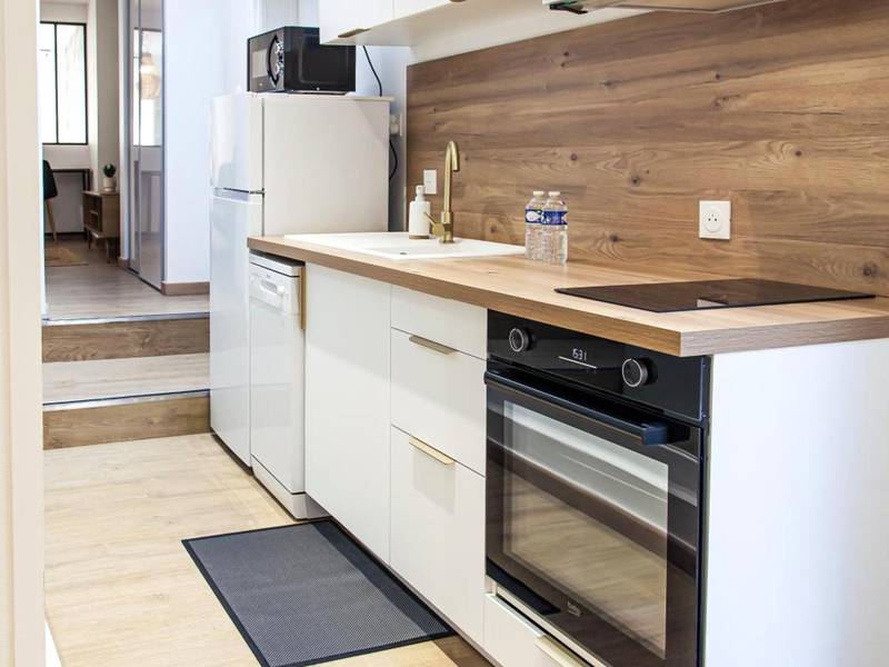 Cuisine équipée blanche et bois avec four - L'Escapade - Hypercentre - Spa - parking privé - tout équipé