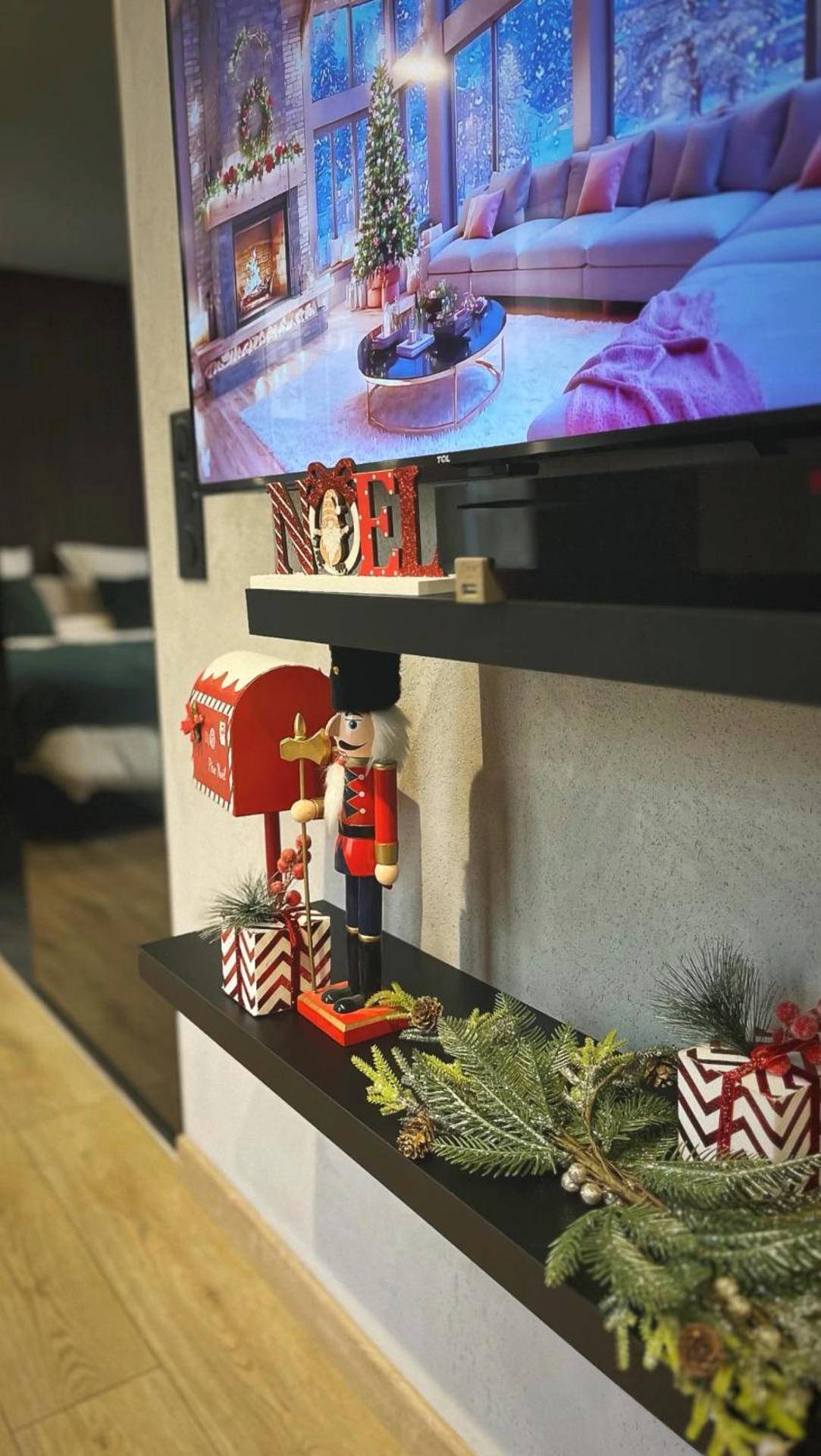 Décorations de Noël sous un écran plat - L'Escapade - Love room & spa