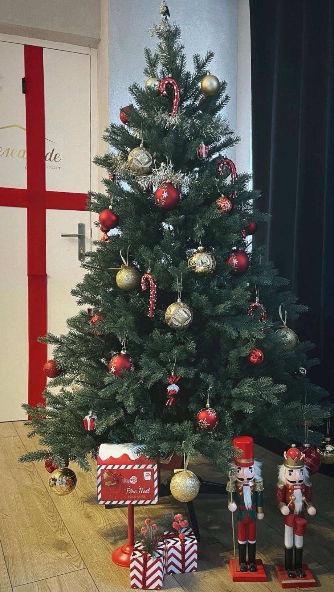 Sapin de Noël décoré et casse - noisettes - L'Escapade - Love room & spa