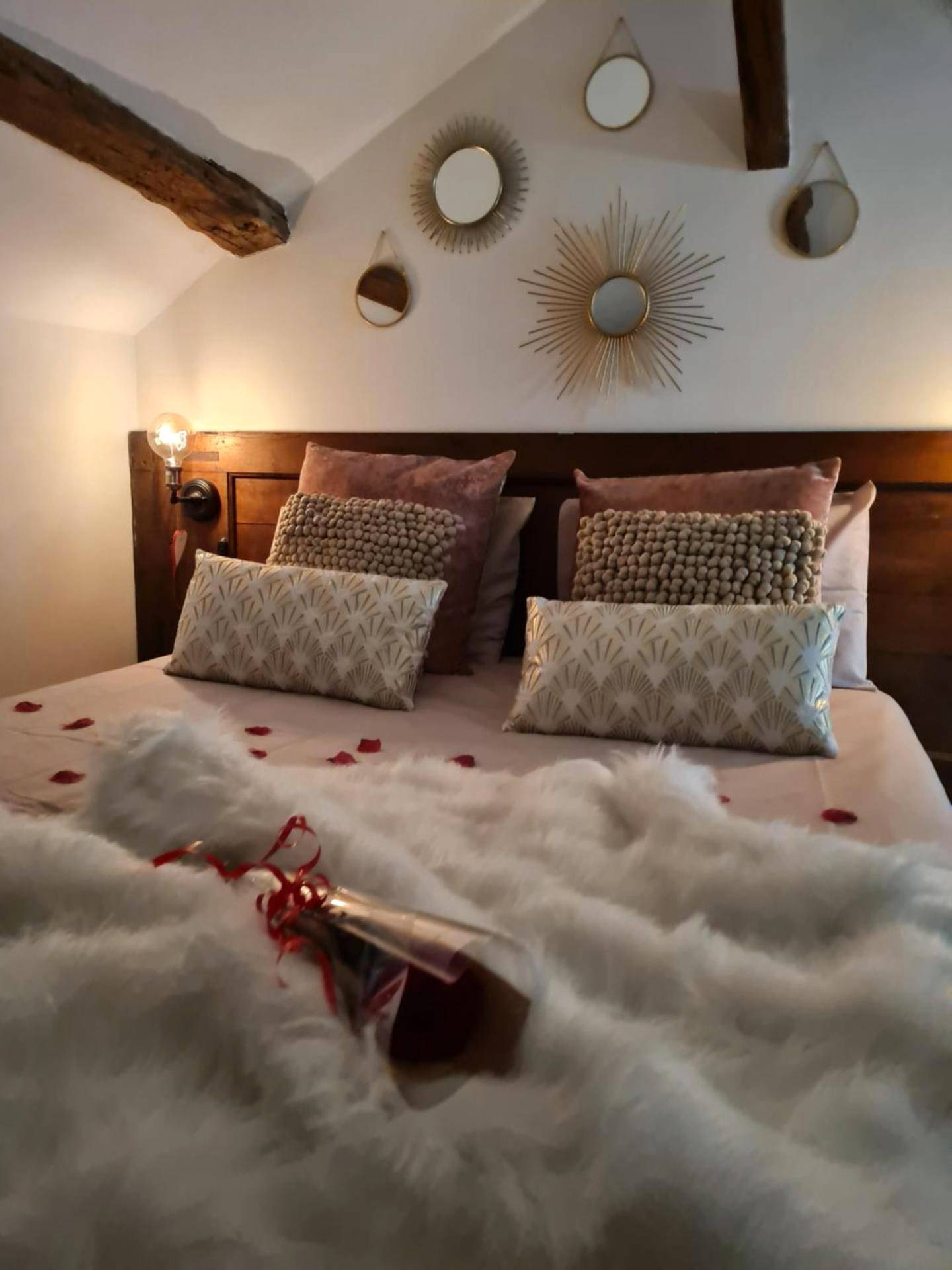 Lit double avec pétales de rose et miroirs soleils - Nuit Romantique, Spa, Champagne, Cinéma, Flipper - Escapade Veyloise