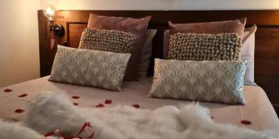 Lit double avec pétales de rose et miroirs soleils - Nuit Romantique, Spa, Champagne, Cinéma, Flipper - Escapade Veyloise