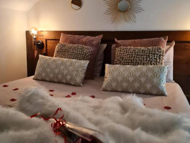 Lit double avec pétales de rose et miroirs soleils - Nuit Romantique, Spa, Champagne, Cinéma, Flipper - Escapade Veyloise
