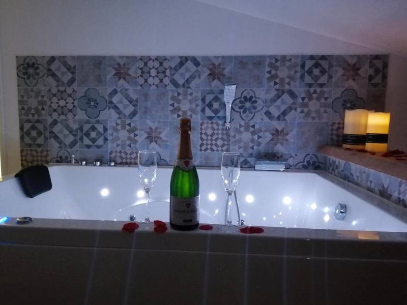Photo du logement - Nuit Romantique, Spa, Champagne, Cinéma, Flipper - Escapade Veyloise