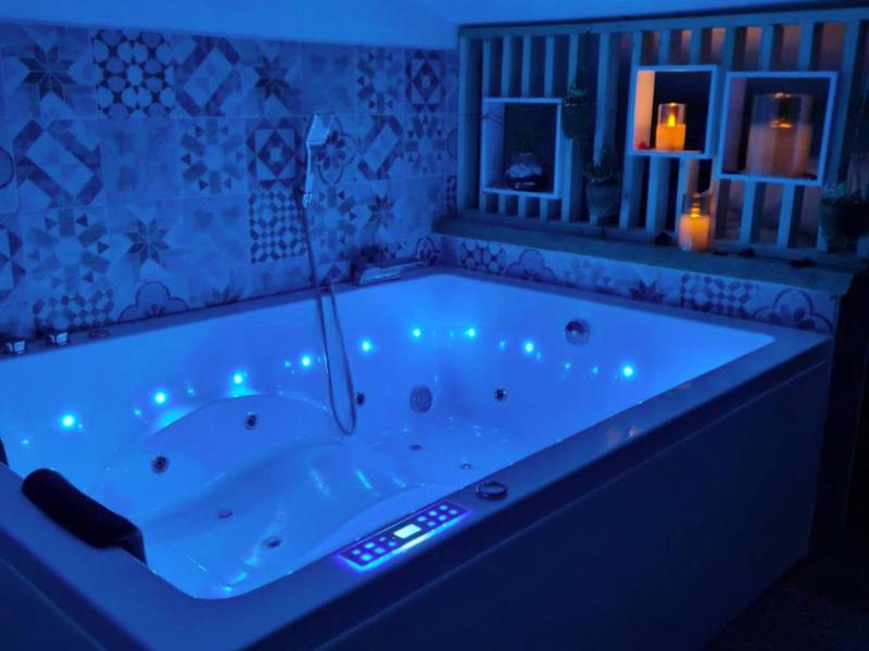 Photo du logement - Nuit Romantique, Spa, Champagne, Cinéma, Flipper - Escapade Veyloise - Mâcon