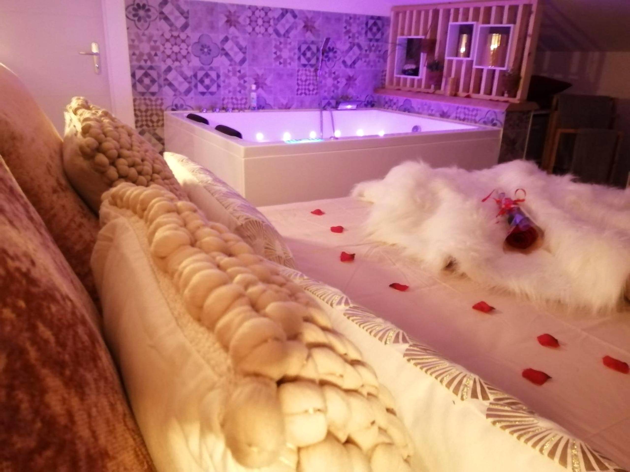 Jacuzzi privatif avec éclairage rose et lit - Nuit Romantique, Spa, Champagne, Cinéma, Flipper - Escapade Veyloise