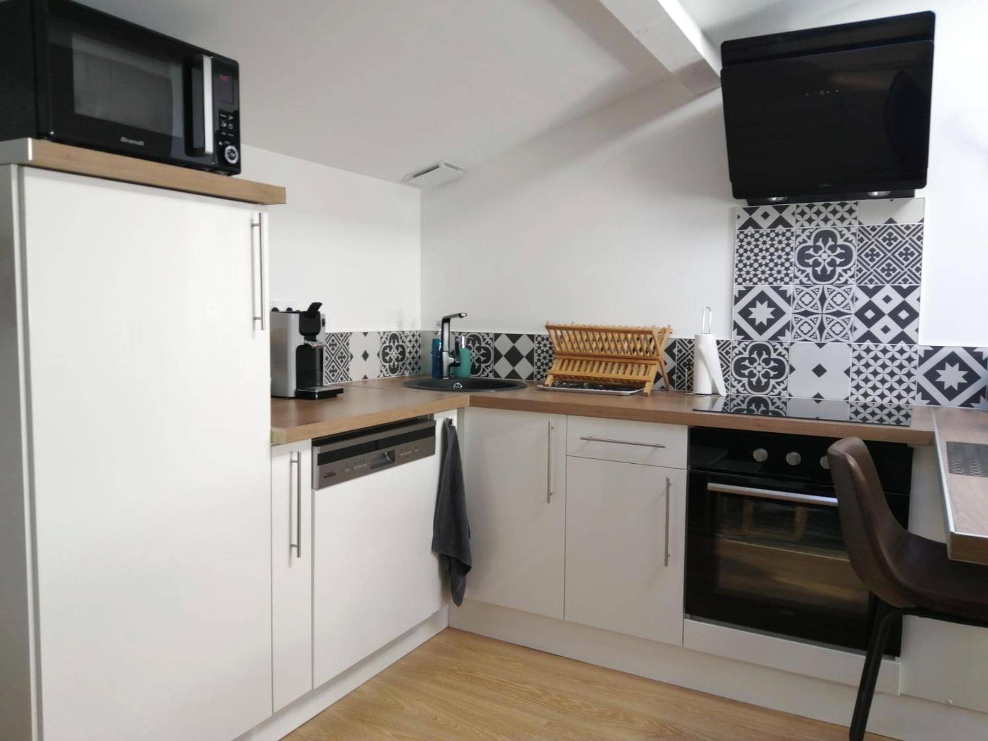 Cuisine équipée moderne avec crédence graphique - Nuit Romantique, Spa, Champagne, Cinéma, Flipper - Escapade Veyloise