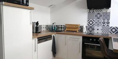 Cuisine équipée moderne avec crédence graphique - Nuit Romantique, Spa, Champagne, Cinéma, Flipper - Escapade Veyloise