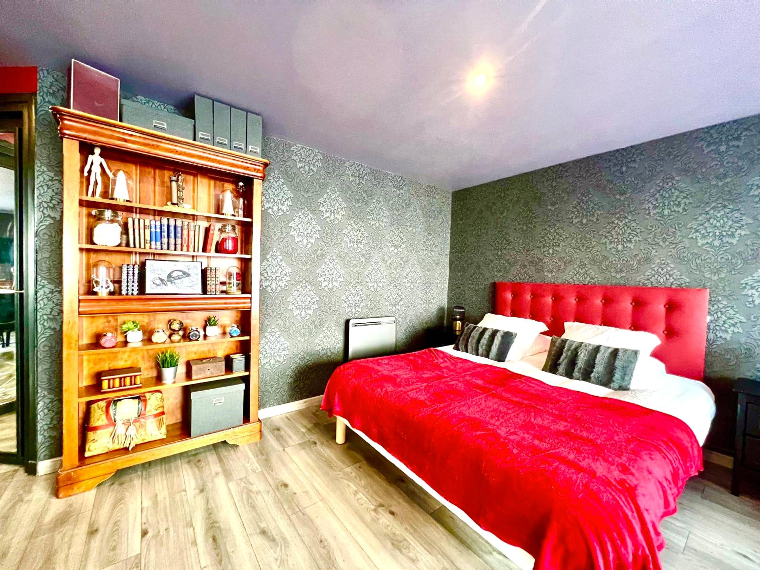 Bibliothèque en bois et lit avec tête capitonnée - L'Escape
