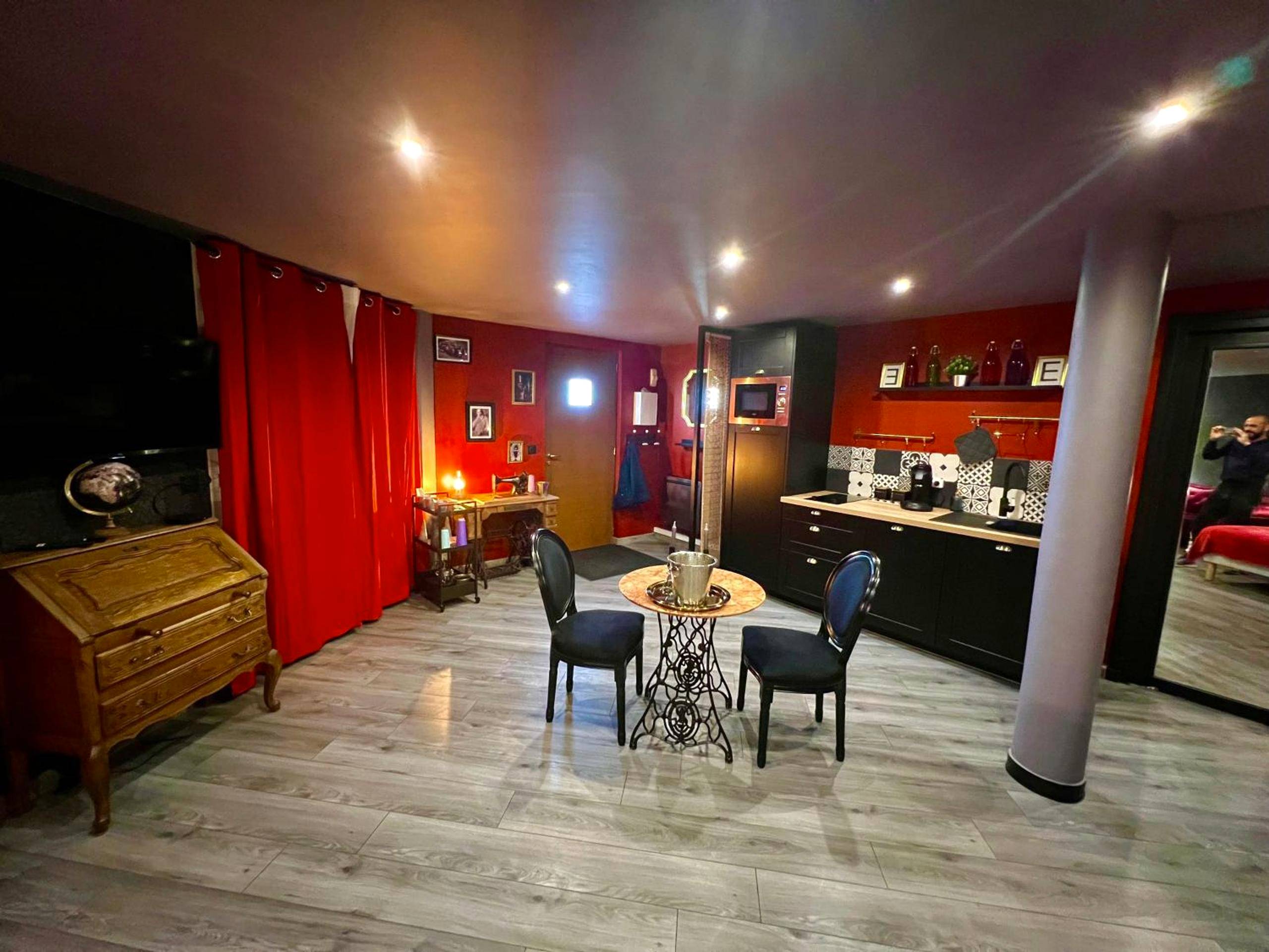 Cuisine équipée ouverte et coin repas - L'Escape