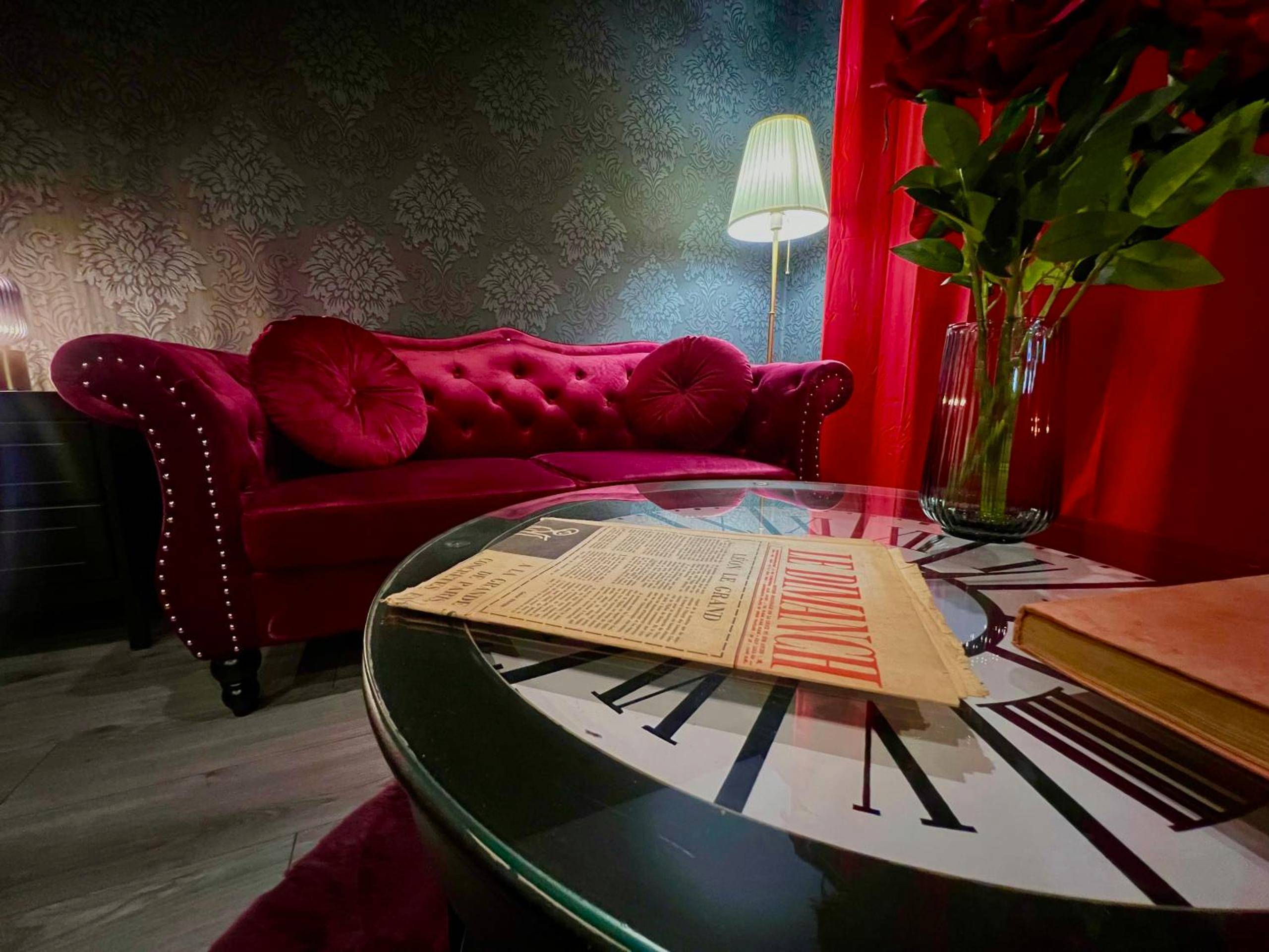 Canapé en velours rouge et table basse horloge - L'Escape
