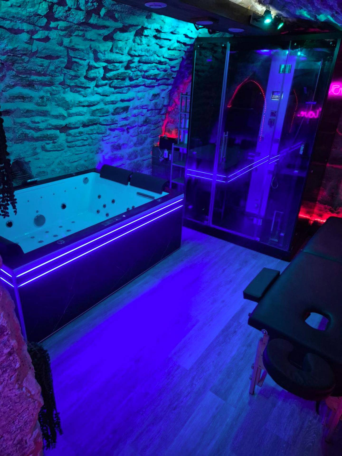 Jacuzzi et douche sensorielle sous voûte - Love Room Paris - escapespaparis