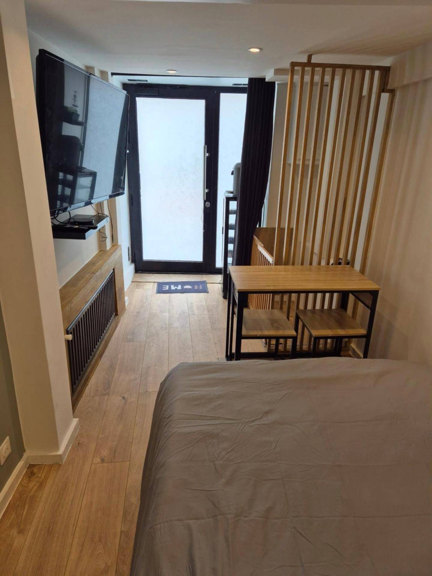 Espace nuit avec coin repas et télévision - escapespaparis