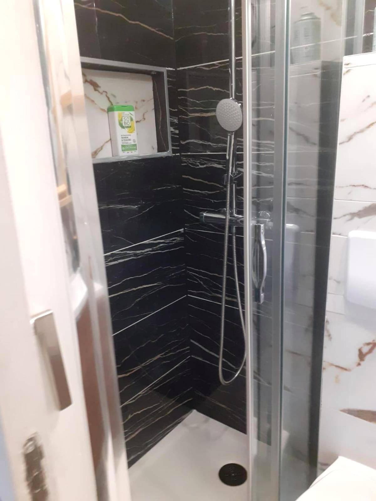 Douche moderne en marbre noir et blanc - escapespaparis