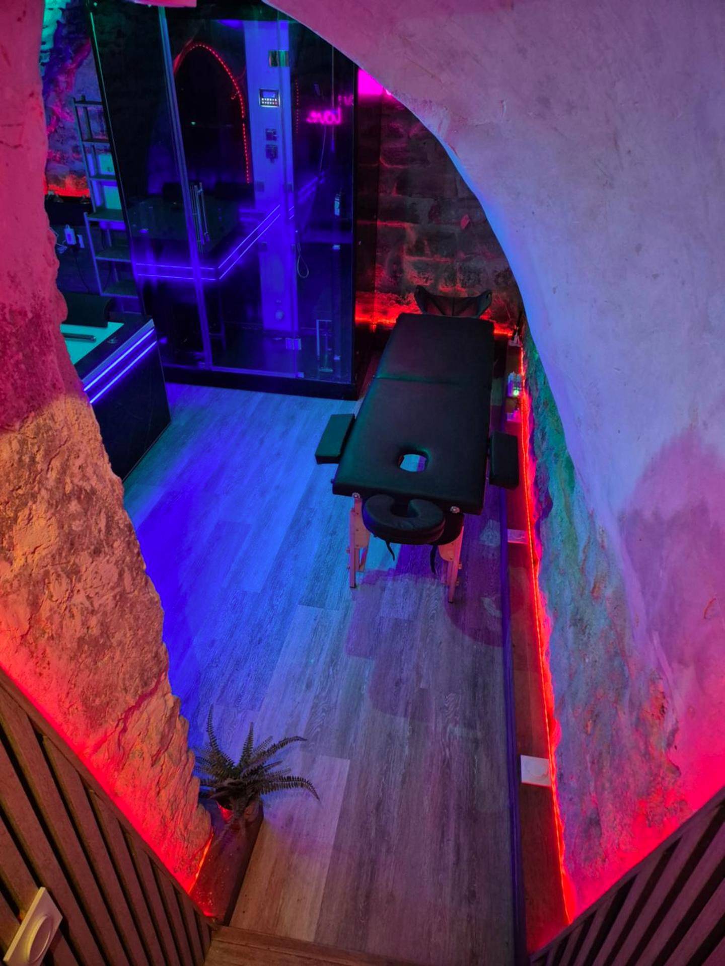 Table de massage dans cave voûtée lumineuse - escapespaparis