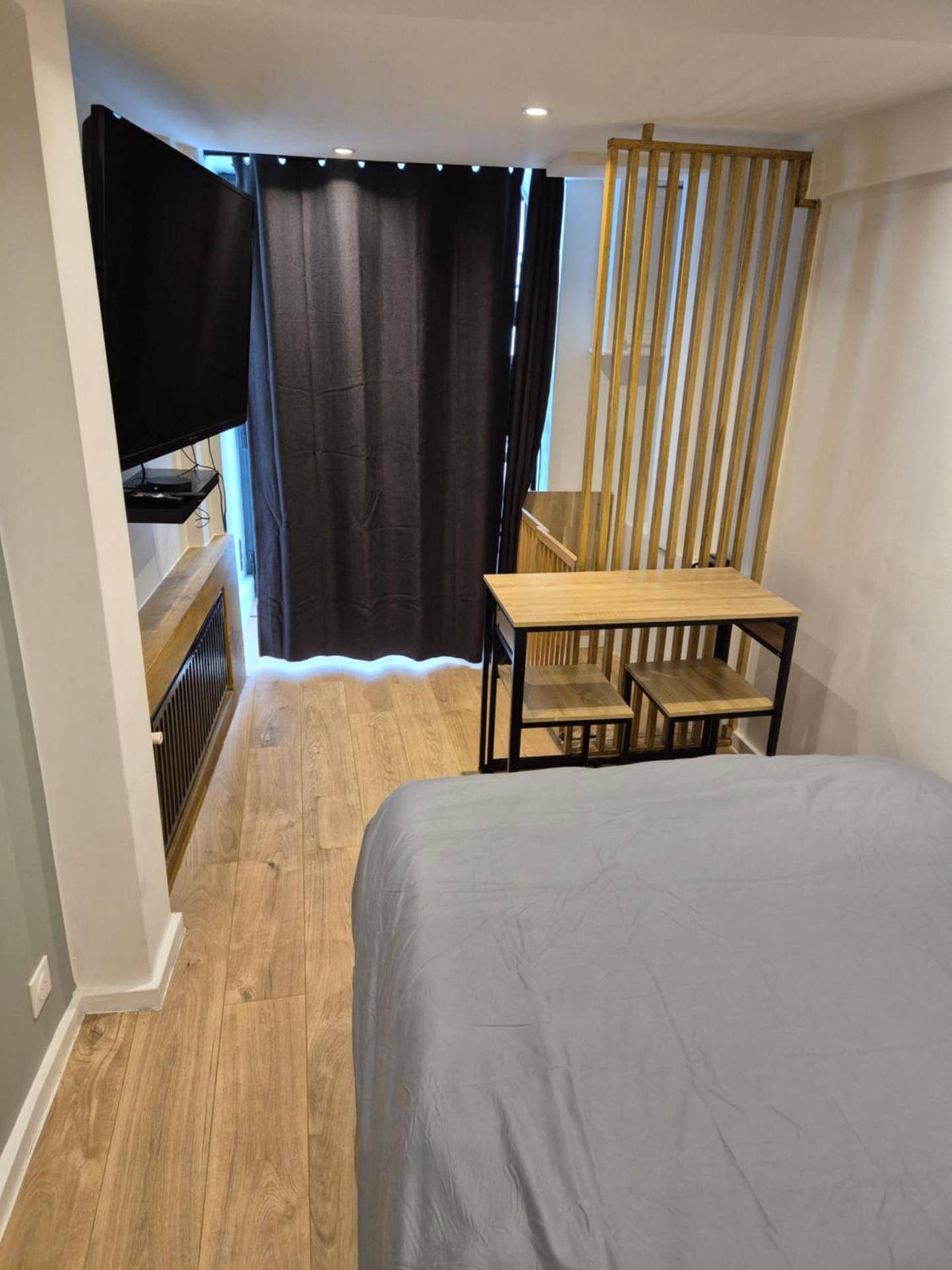 Vue d'ensemble de la chambre avec lit et bureau - escapespaparis