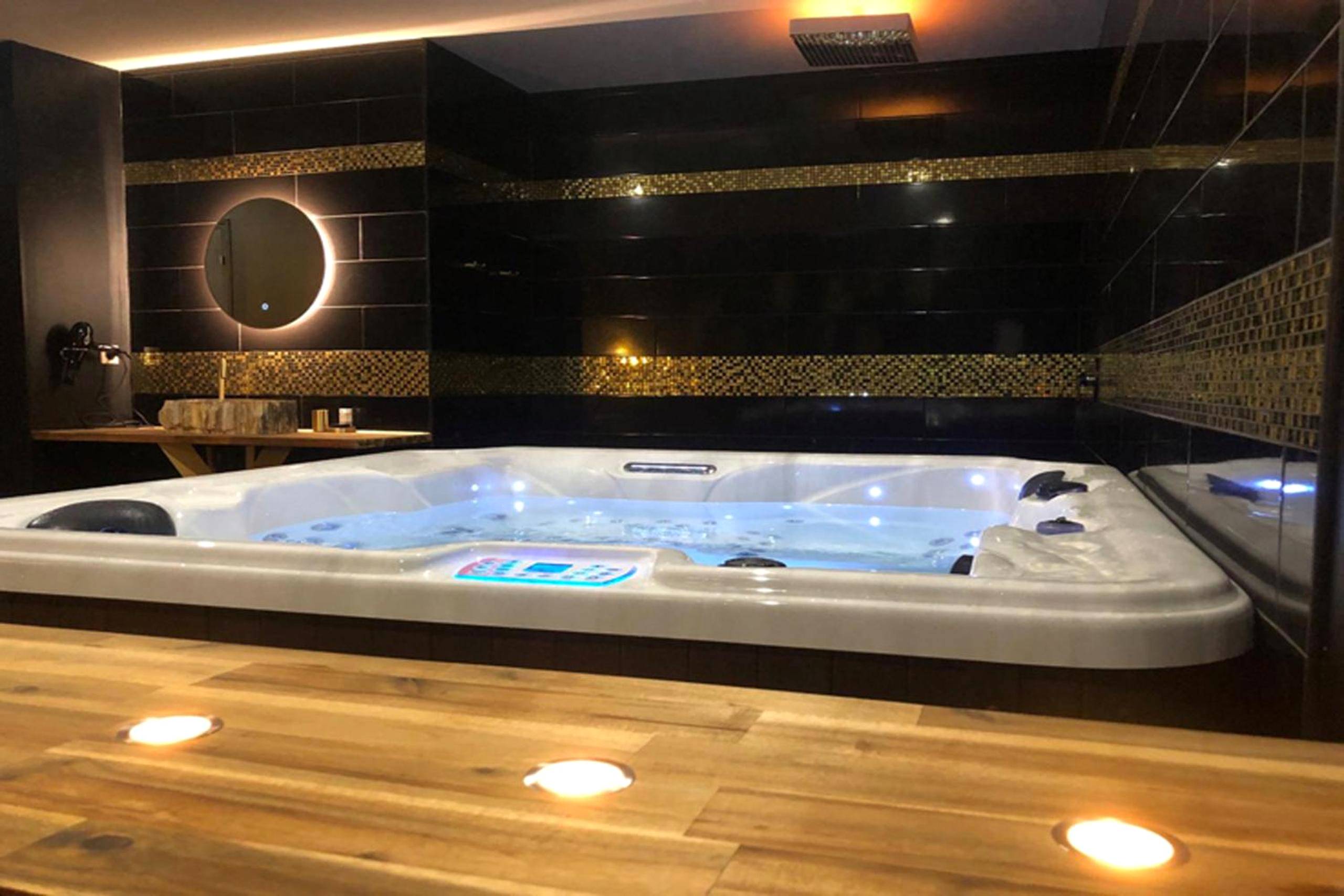 Jacuzzi privatif et vasque en pierre - Love Room Valenciennes - L'eSPAce détente