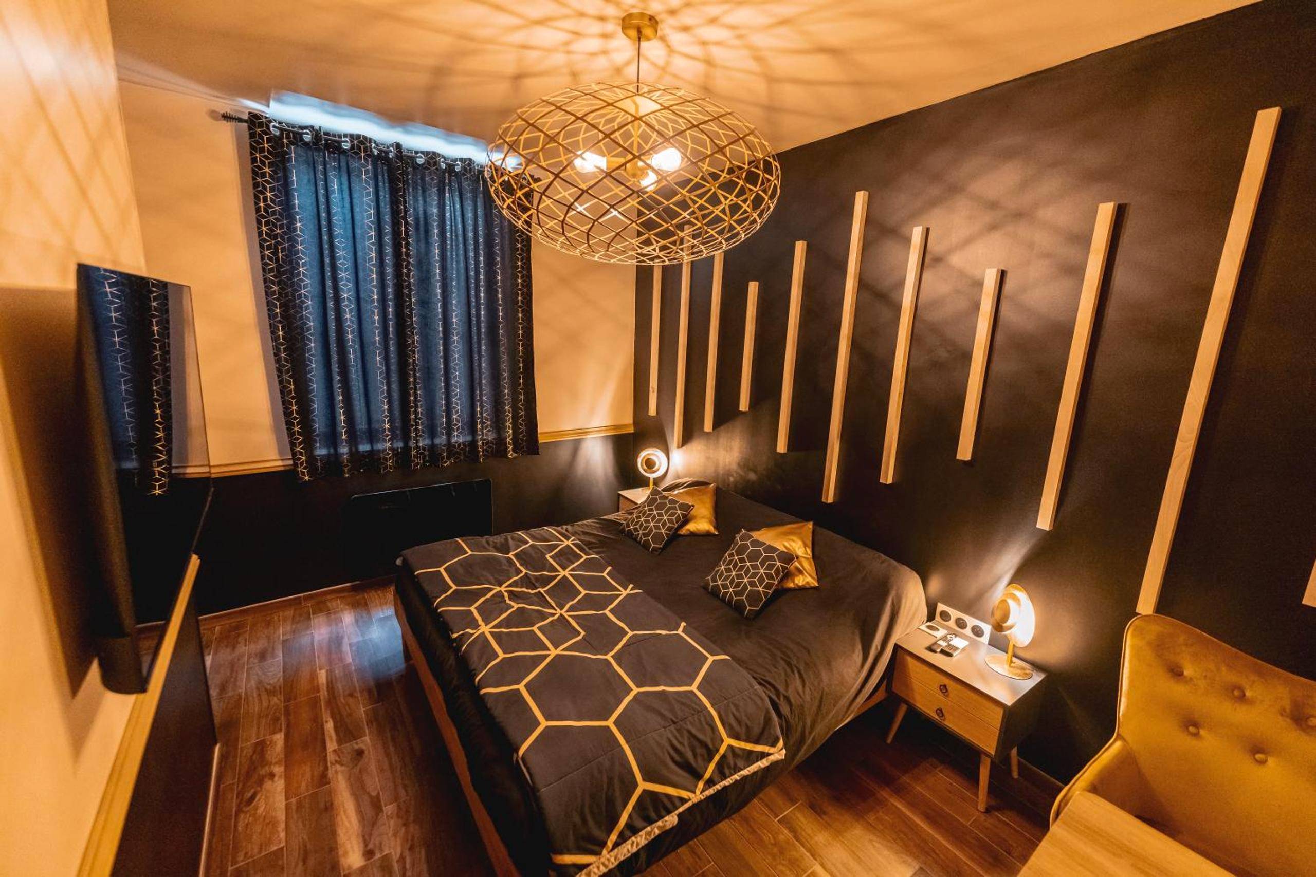 Chambre avec lit king size et déco design - L'eSPAce détente