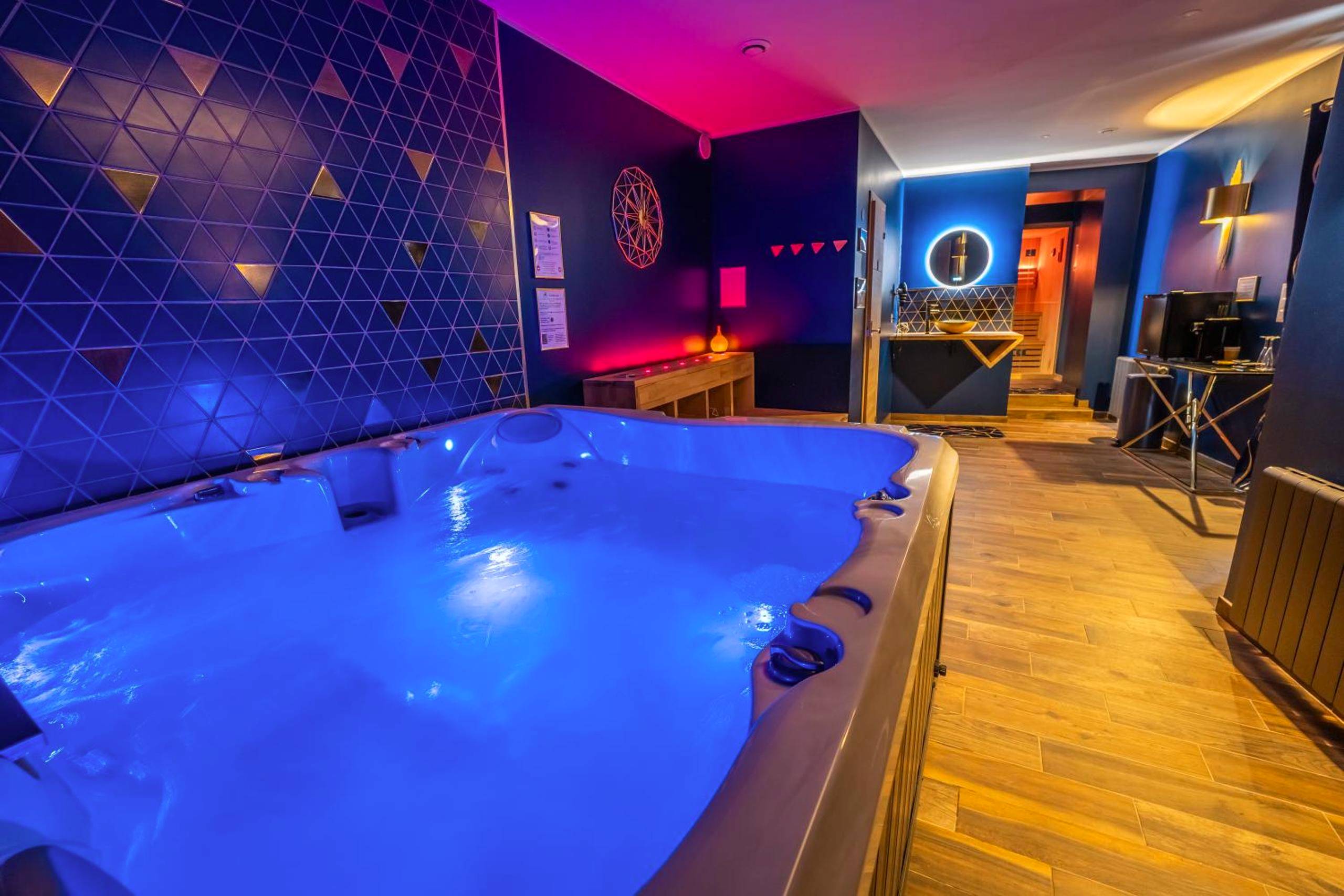 Espace bien - être avec jacuzzi et néons bleus - L'eSPAce détente