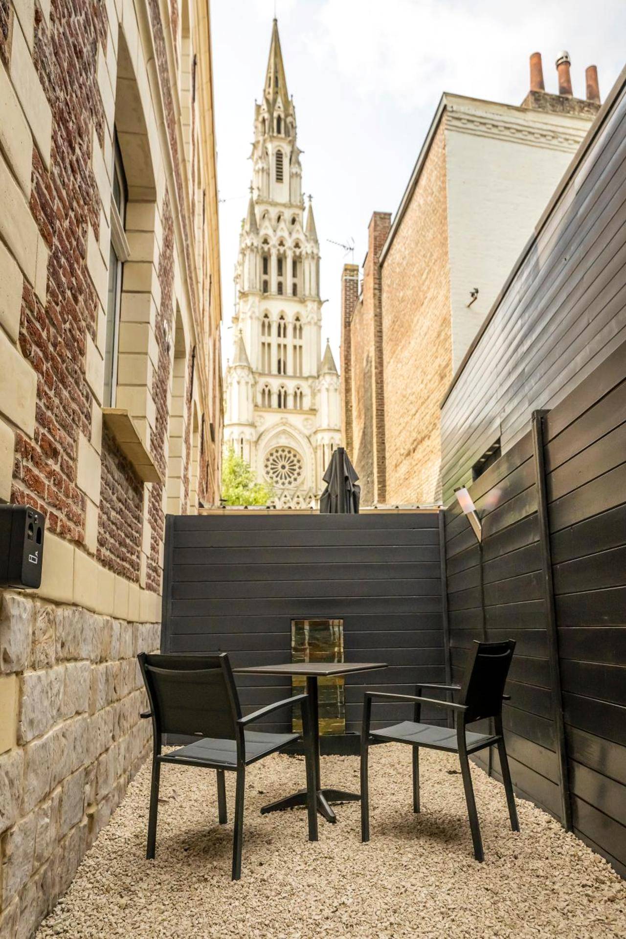 Terrasse privative avec vue sur l'église - L'eSPAce détente