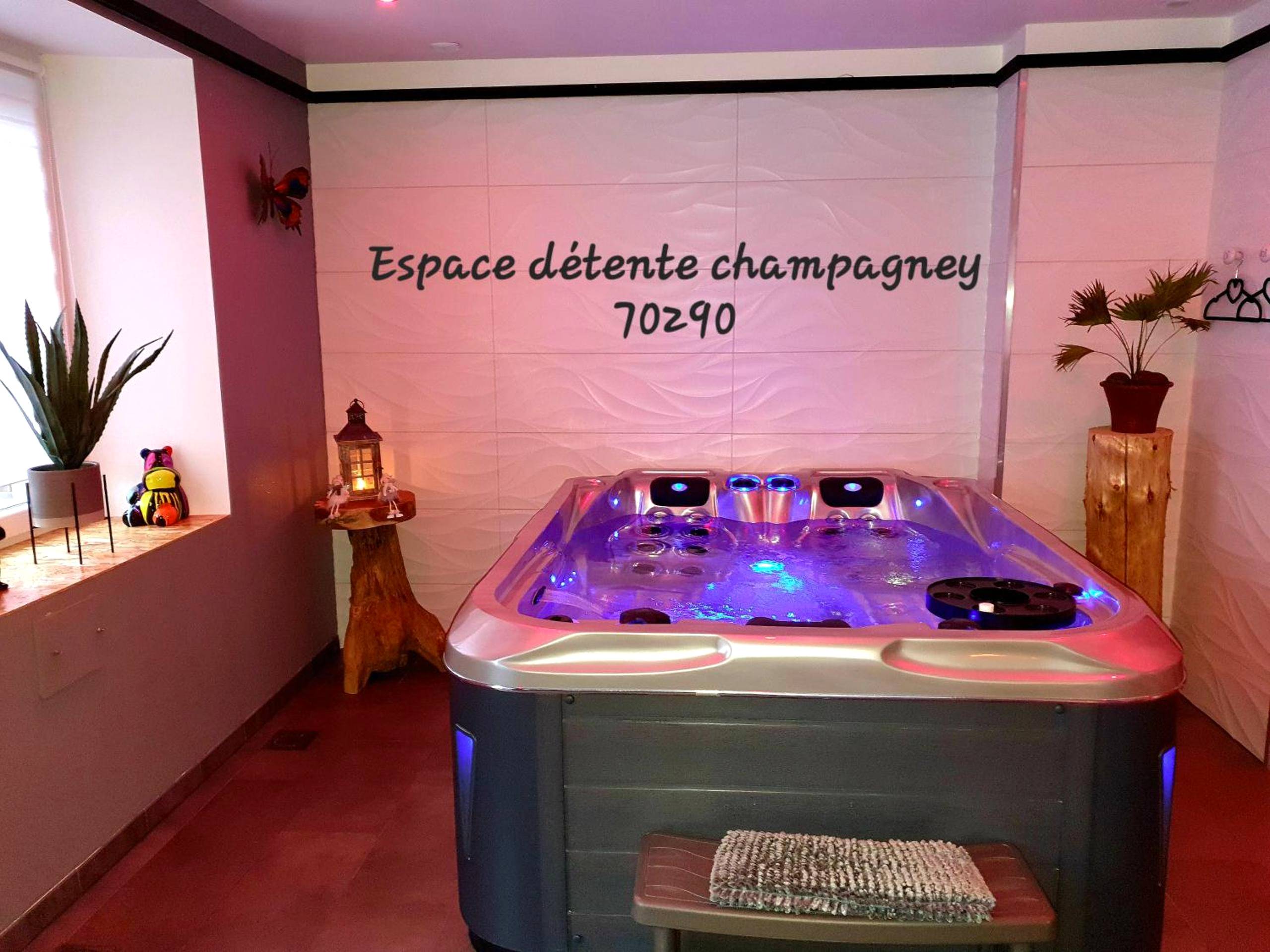 Jacuzzi privatif avec éclairage LED bleu - Love Room Champagney - Espace détente Champagney