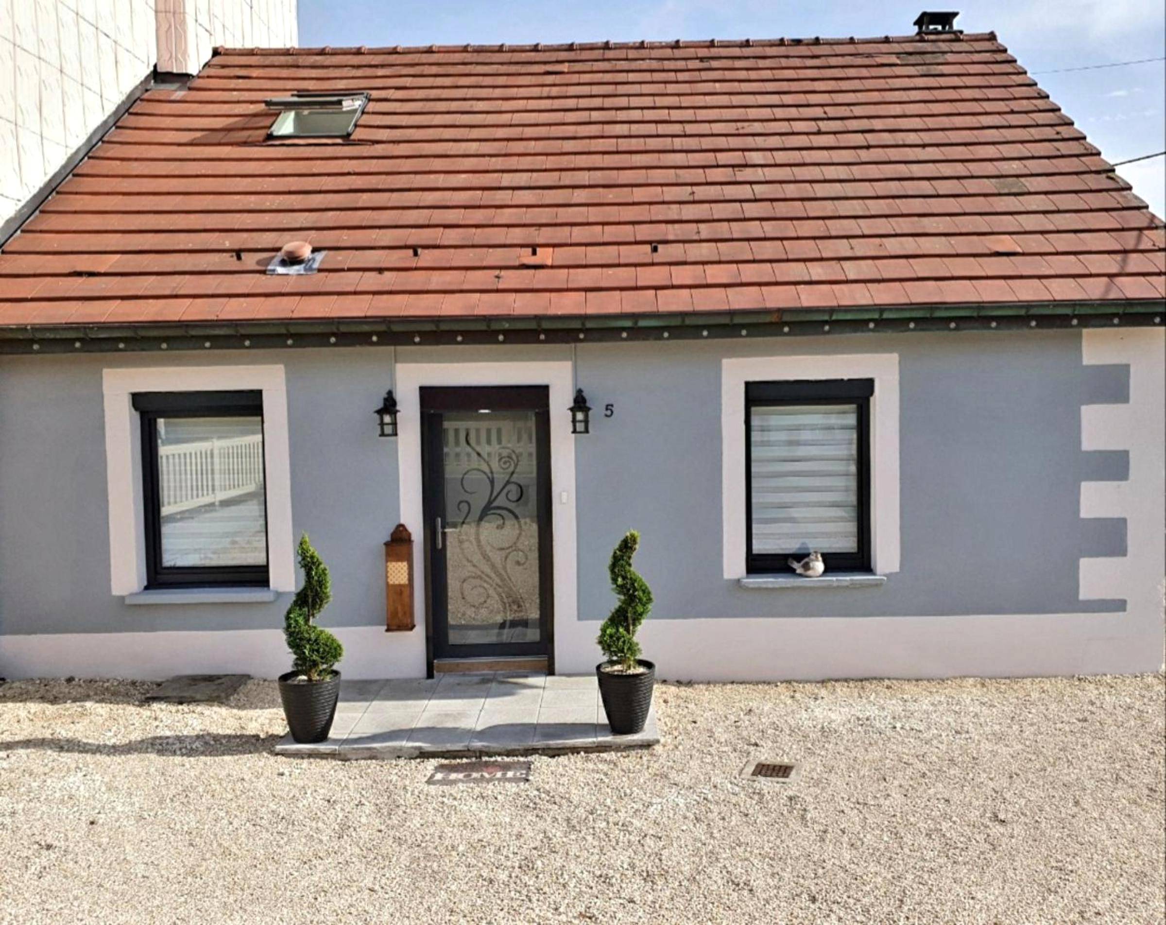 Façade de la maison avec entrée fleurie - Espace détente Champagney