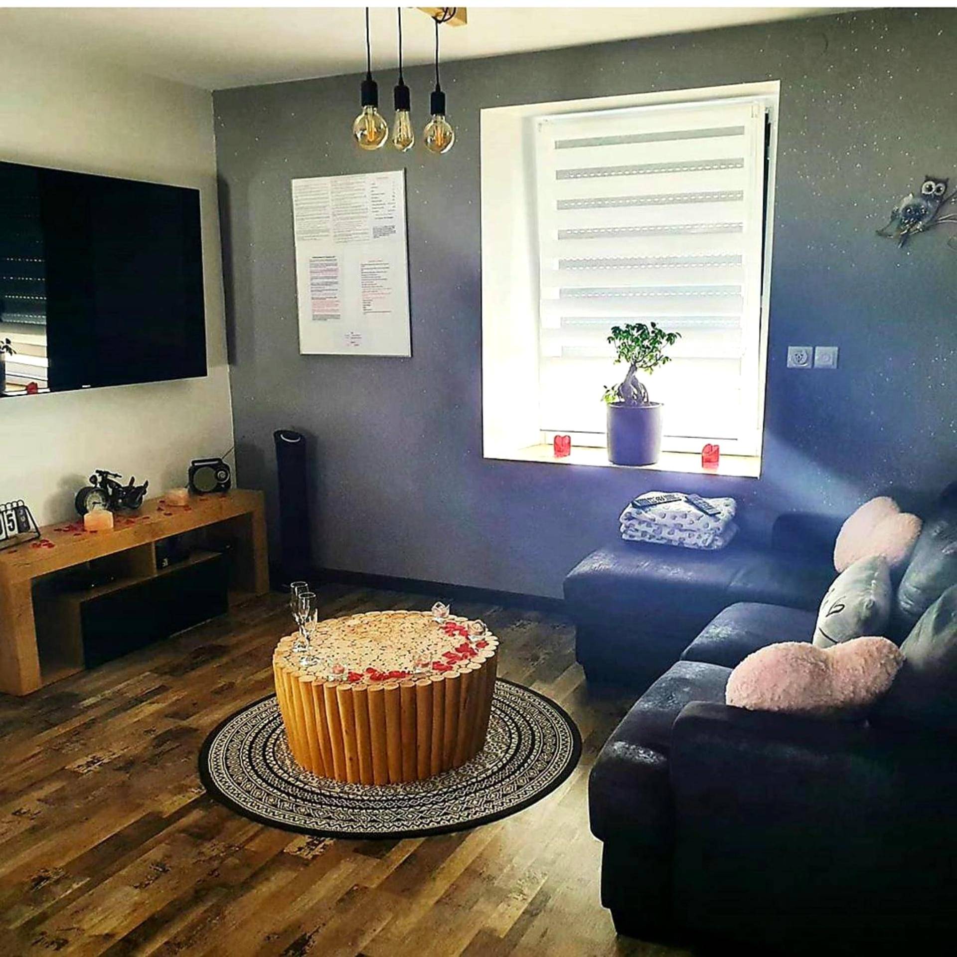 Espace séjour avec table basse en bois et TV - Espace détente Champagney