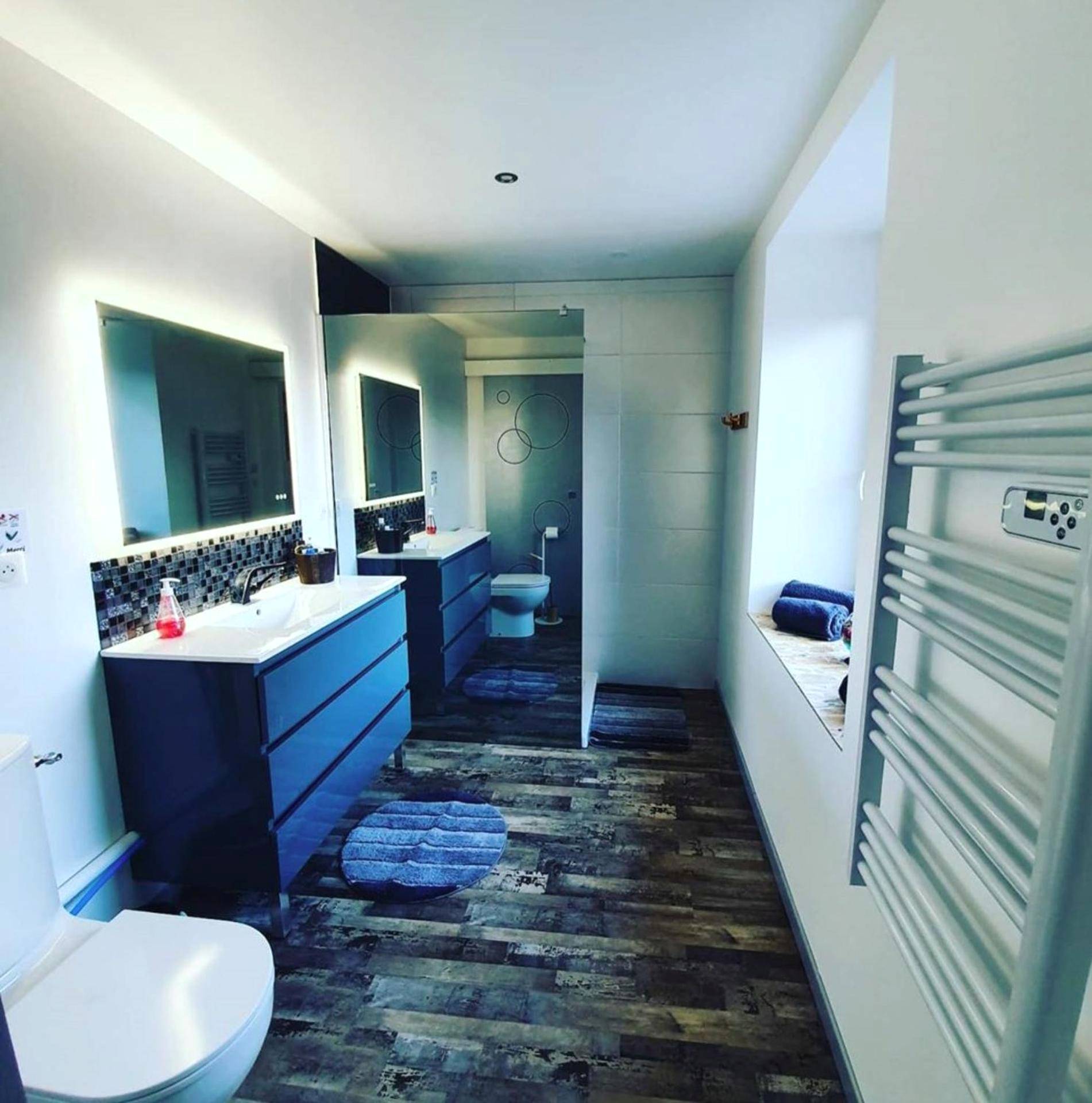 Salle de bain moderne avec miroir rétroéclairé - Espace détente Champagney